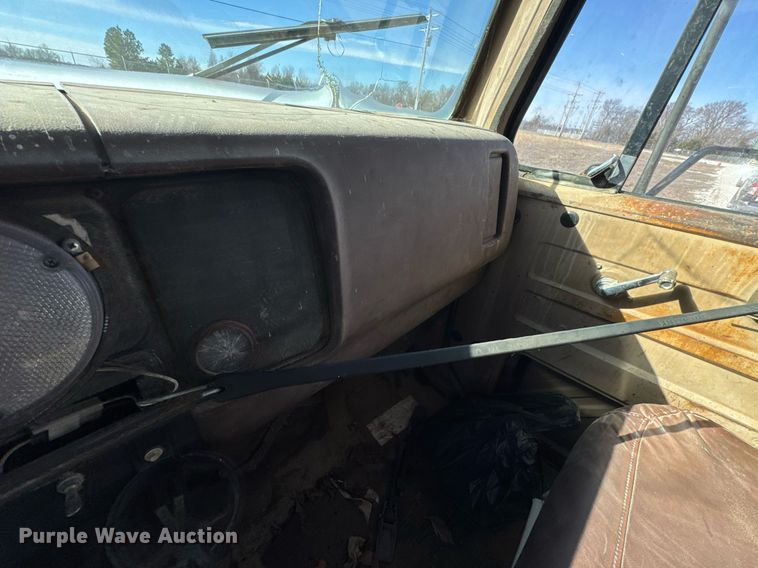 image for item DO0440 1983 International 1724 dump truck