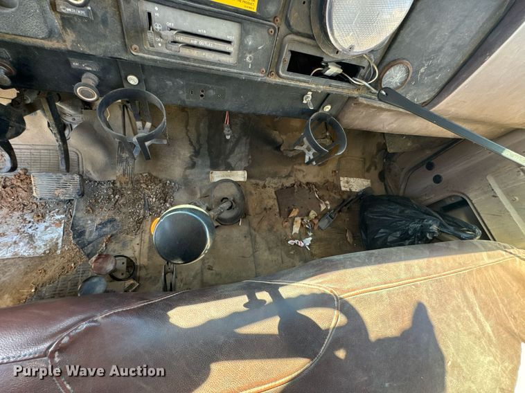 image for item DO0440 1983 International 1724 dump truck