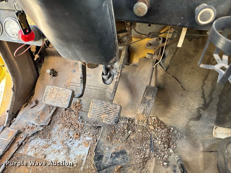 image for item DO0440 1983 International 1724 dump truck