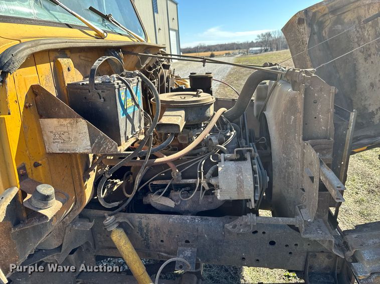 image for item DO0440 1983 International 1724 dump truck