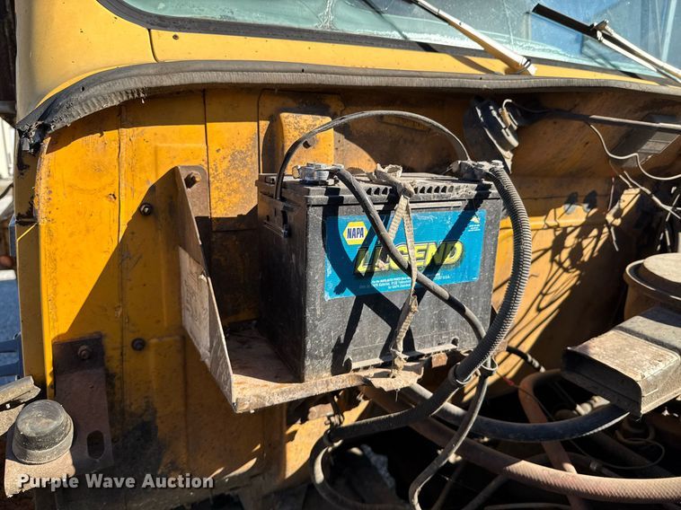 image for item DO0440 1983 International 1724 dump truck