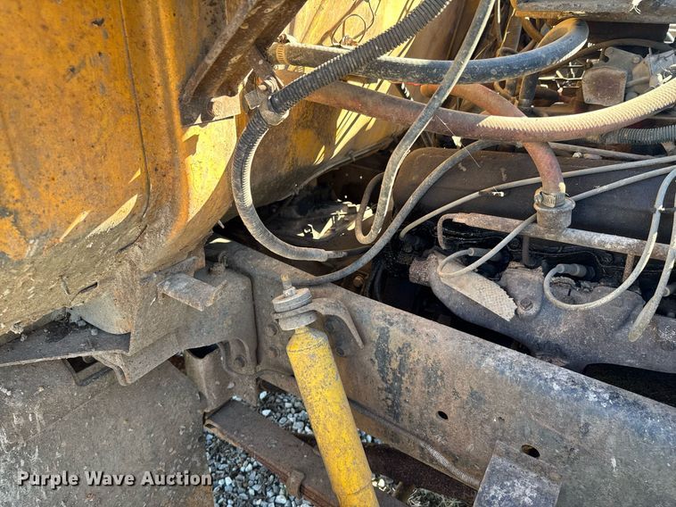 image for item DO0440 1983 International 1724 dump truck