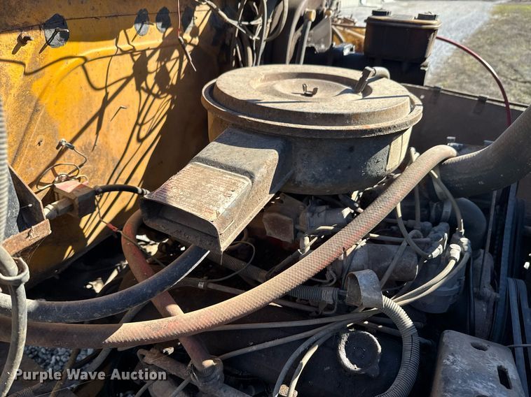 image for item DO0440 1983 International 1724 dump truck