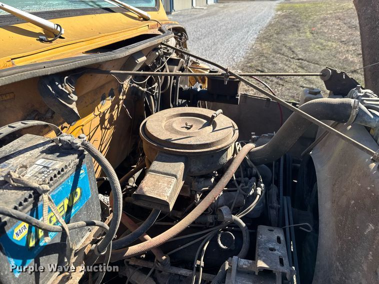 image for item DO0440 1983 International 1724 dump truck