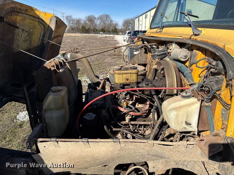 image for item DO0440 1983 International 1724 dump truck