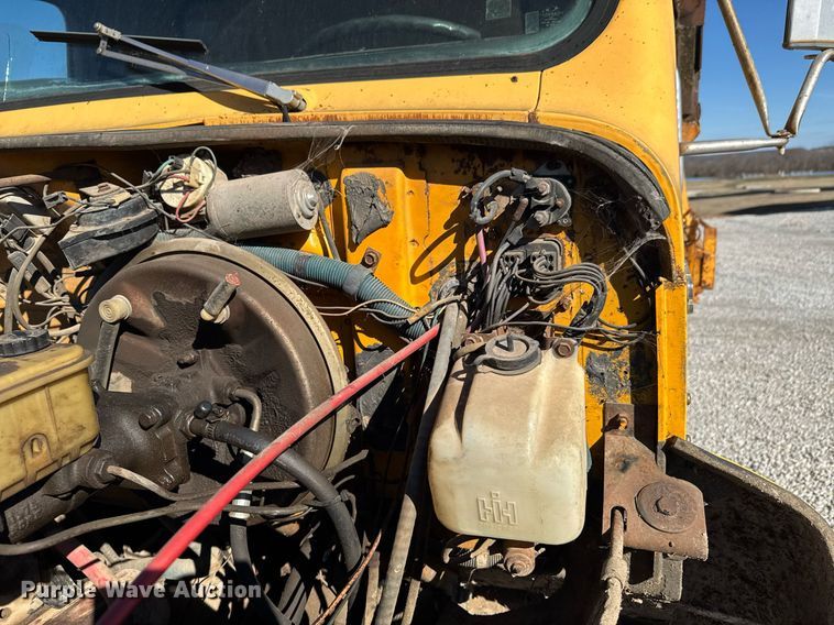 image for item DO0440 1983 International 1724 dump truck