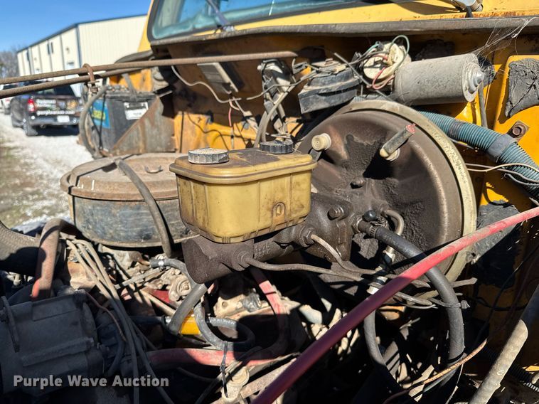 image for item DO0440 1983 International 1724 dump truck