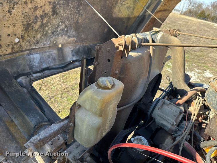 image for item DO0440 1983 International 1724 dump truck