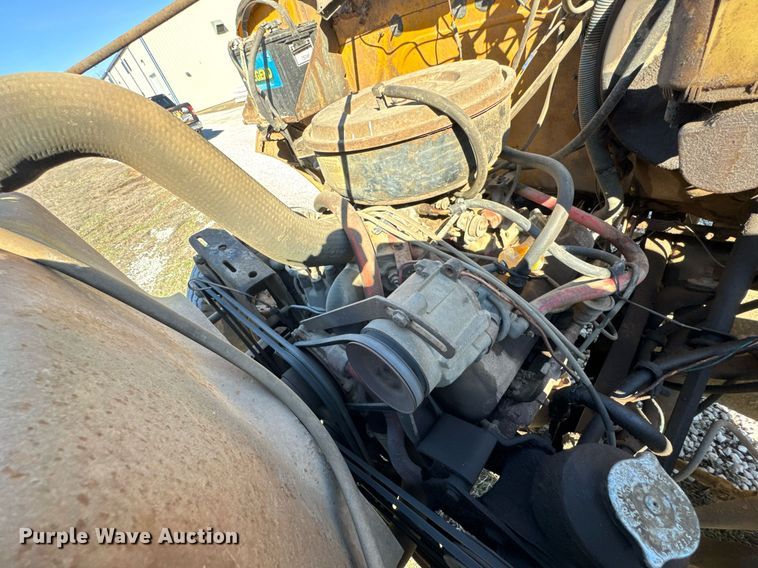 image for item DO0440 1983 International 1724 dump truck