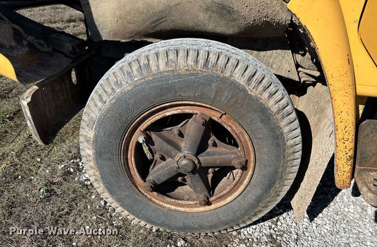 image for item DO0440 1983 International 1724 dump truck