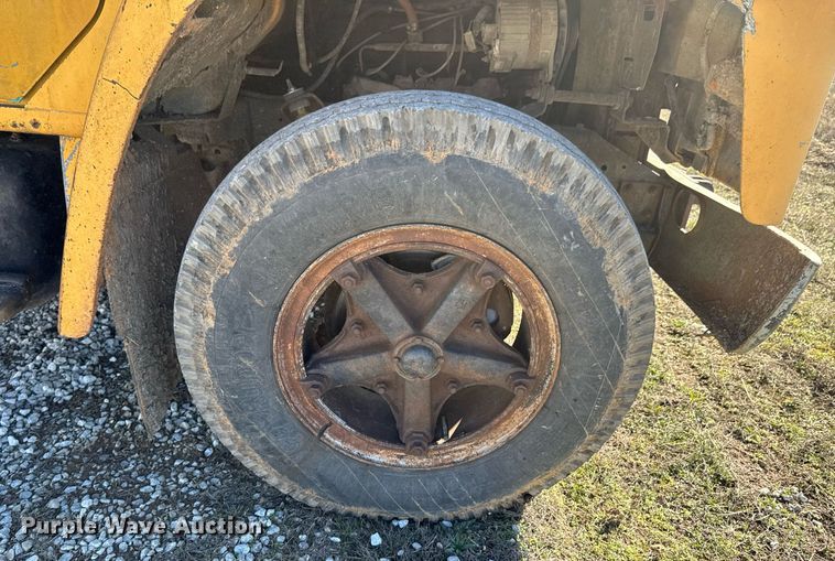 image for item DO0440 1983 International 1724 dump truck