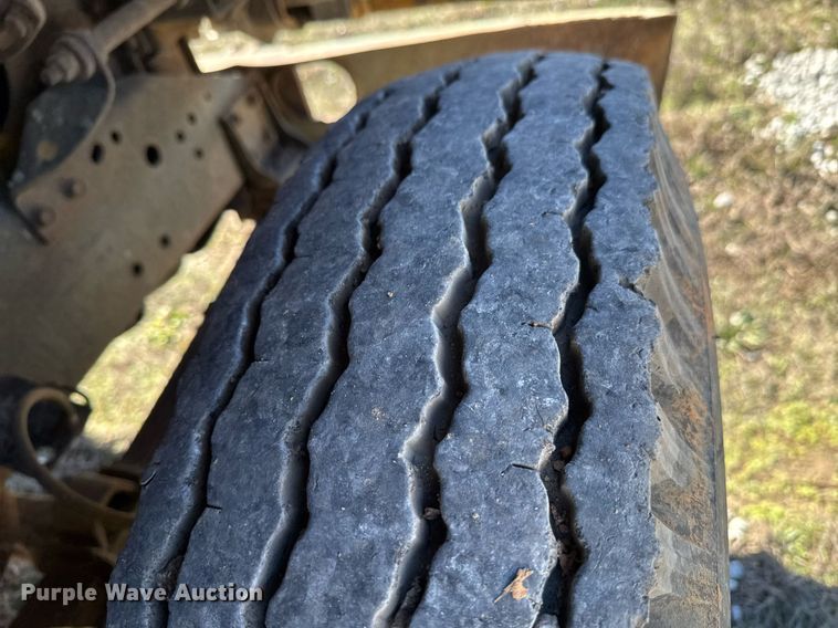 image for item DO0440 1983 International 1724 dump truck