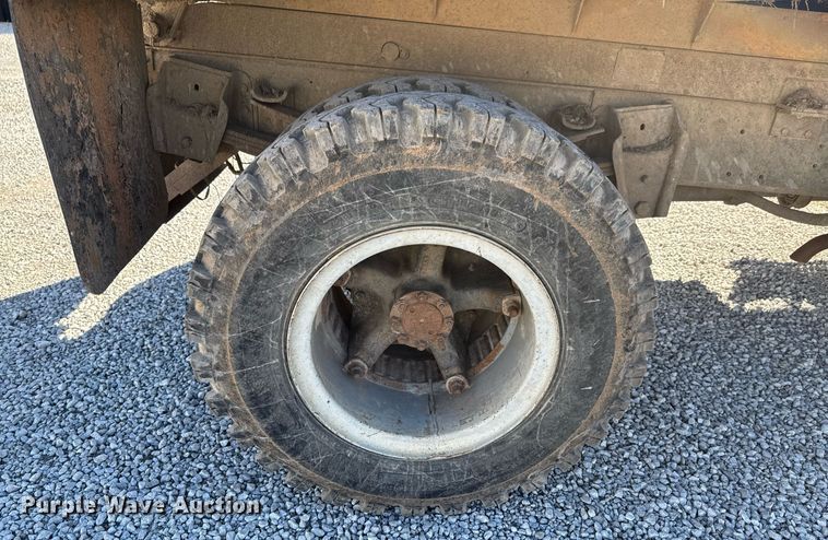 image for item DO0440 1983 International 1724 dump truck