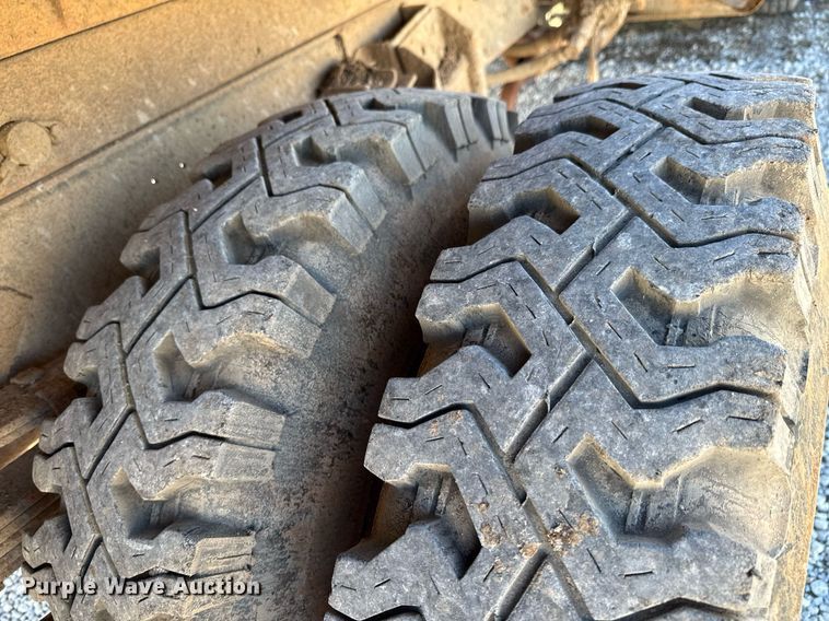 image for item DO0440 1983 International 1724 dump truck