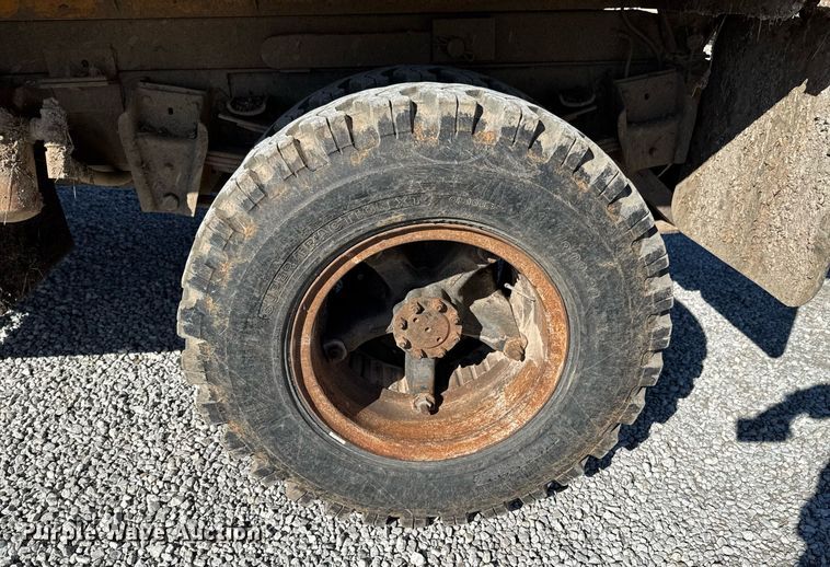 image for item DO0440 1983 International 1724 dump truck