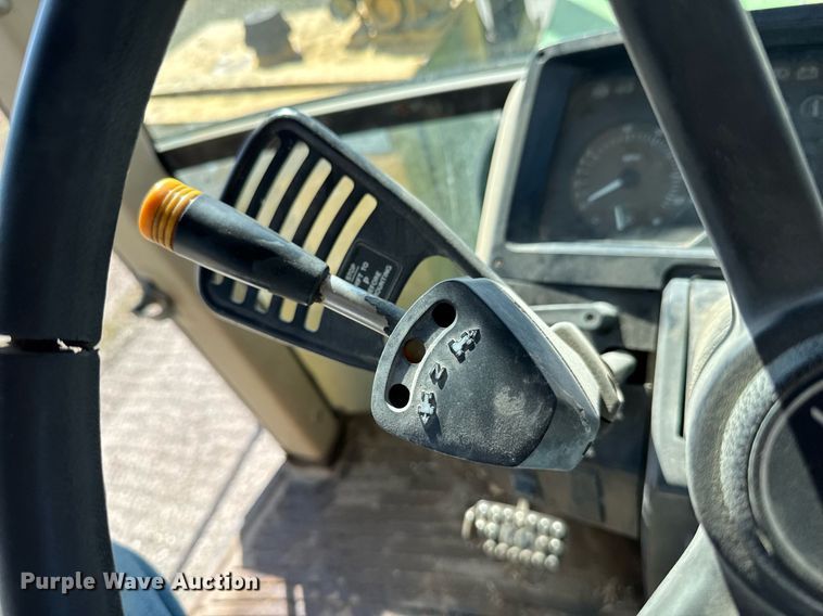 image for item DO0444 2002 John Deere 6405 tractor