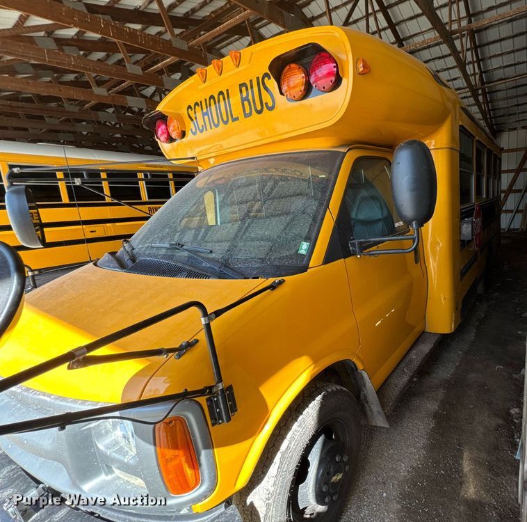 image for item DO0447 2002 Chevrolet Express school bus