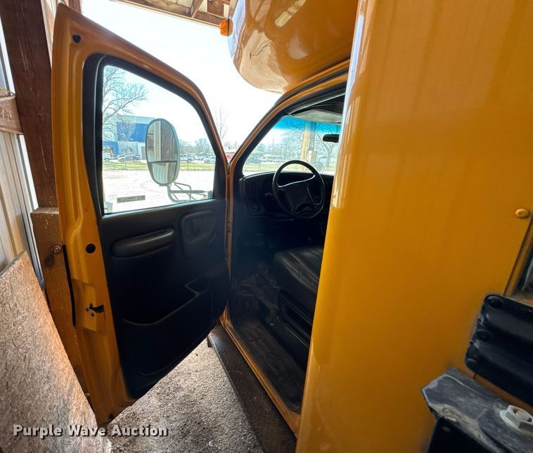 image for item DO0447 2002 Chevrolet Express school bus