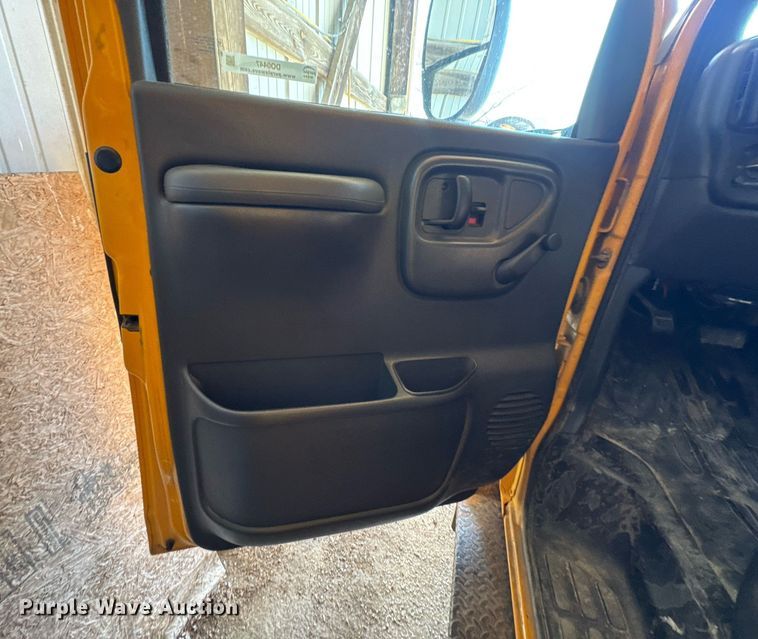 image for item DO0447 2002 Chevrolet Express school bus