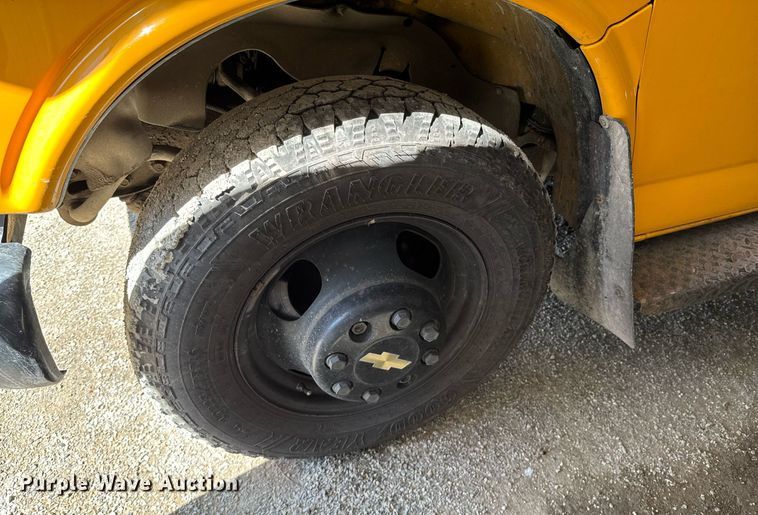 image for item DO0447 2002 Chevrolet Express school bus