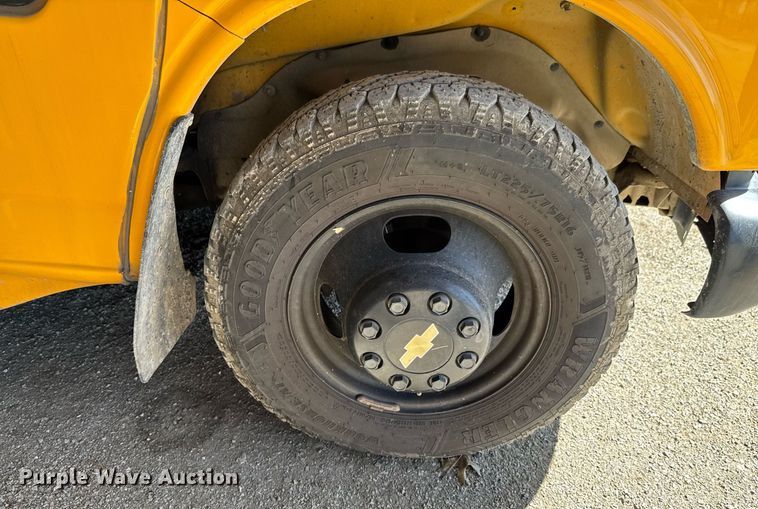 image for item DO0447 2002 Chevrolet Express school bus