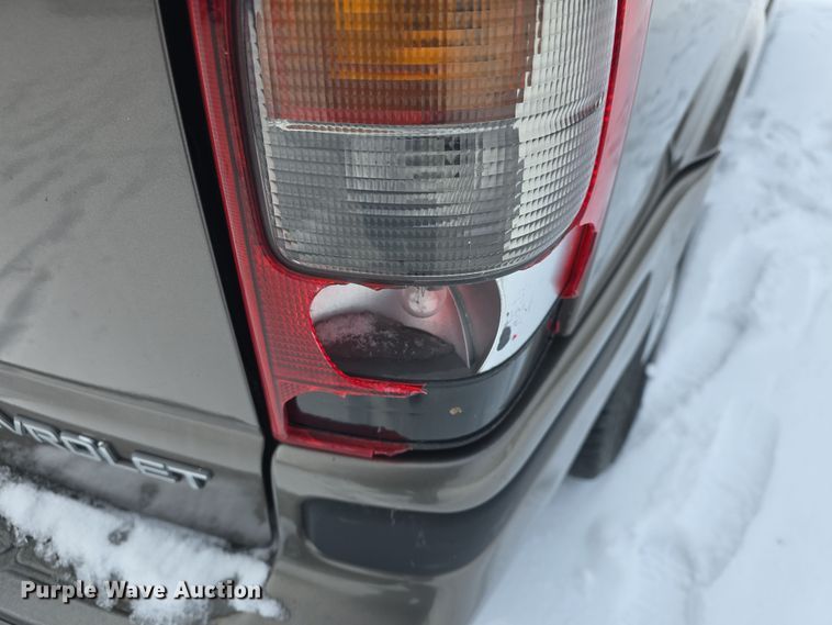 image for item DO7768 2004 Chevrolet Venture van