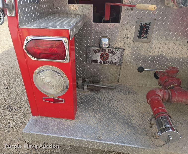 image for item DO7827 1985 Ford C8000 pumper fire truck