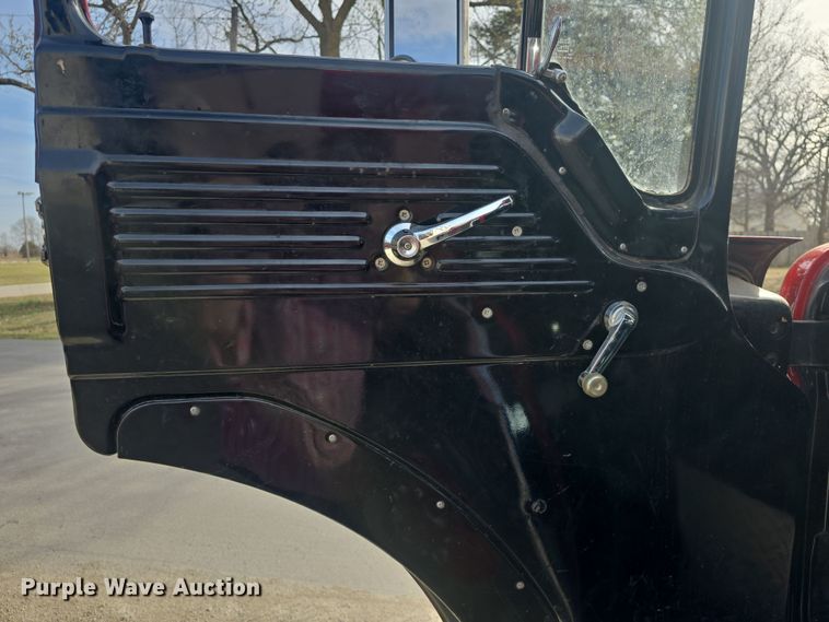 image for item DO7827 1985 Ford C8000 pumper fire truck