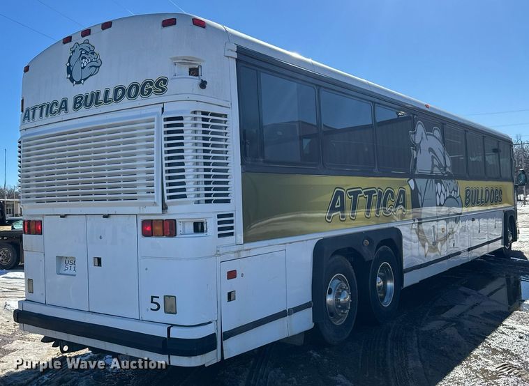 image for item DQ0448 2000 MCI 102-DL3 coach bus