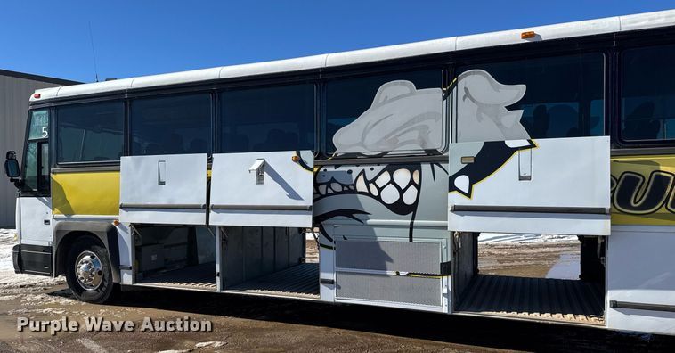 image for item DQ0448 2000 MCI 102-DL3 coach bus