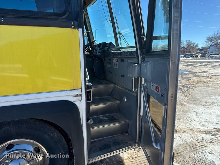 image for item DQ0448 2000 MCI 102-DL3 coach bus