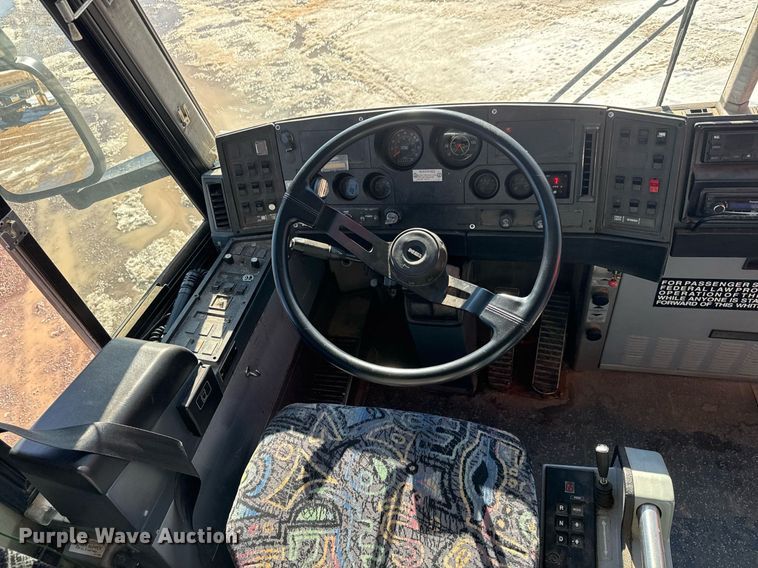 image for item DQ0448 2000 MCI 102-DL3 coach bus