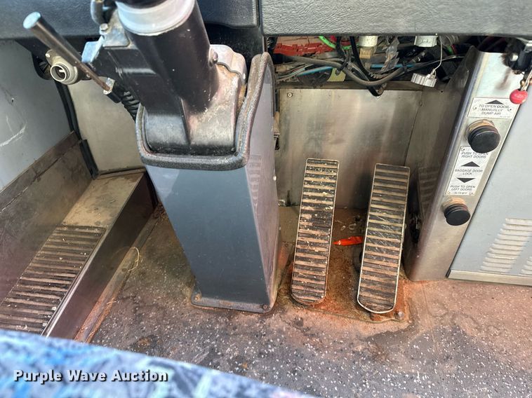 image for item DQ0448 2000 MCI 102-DL3 coach bus