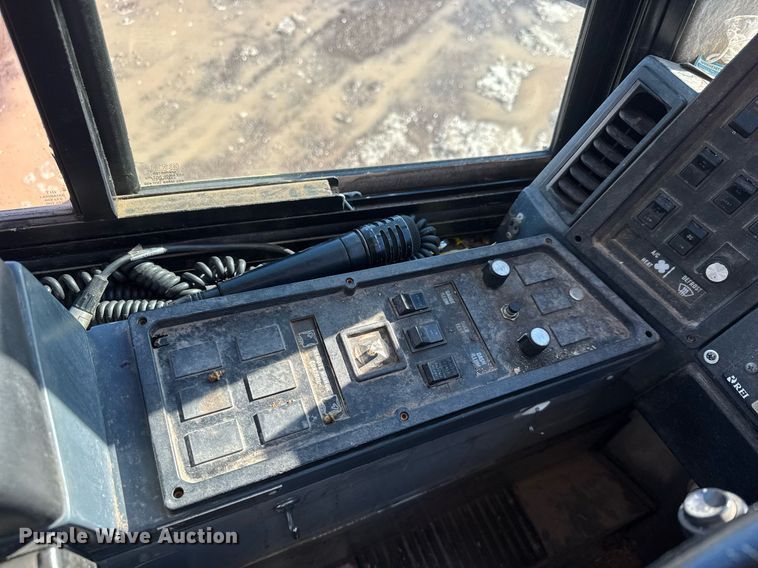 image for item DQ0448 2000 MCI 102-DL3 coach bus