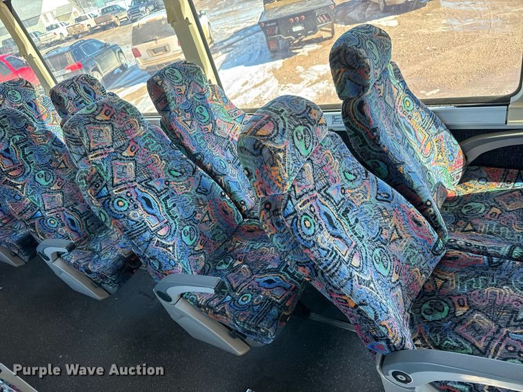 image for item DQ0448 2000 MCI 102-DL3 coach bus