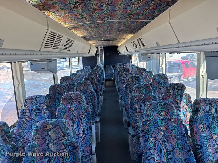 image for item DQ0448 2000 MCI 102-DL3 coach bus