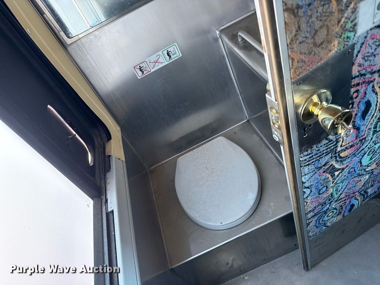 image for item DQ0448 2000 MCI 102-DL3 coach bus