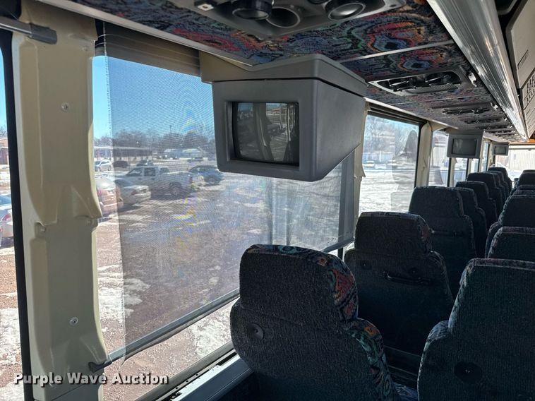 image for item DQ0448 2000 MCI 102-DL3 coach bus