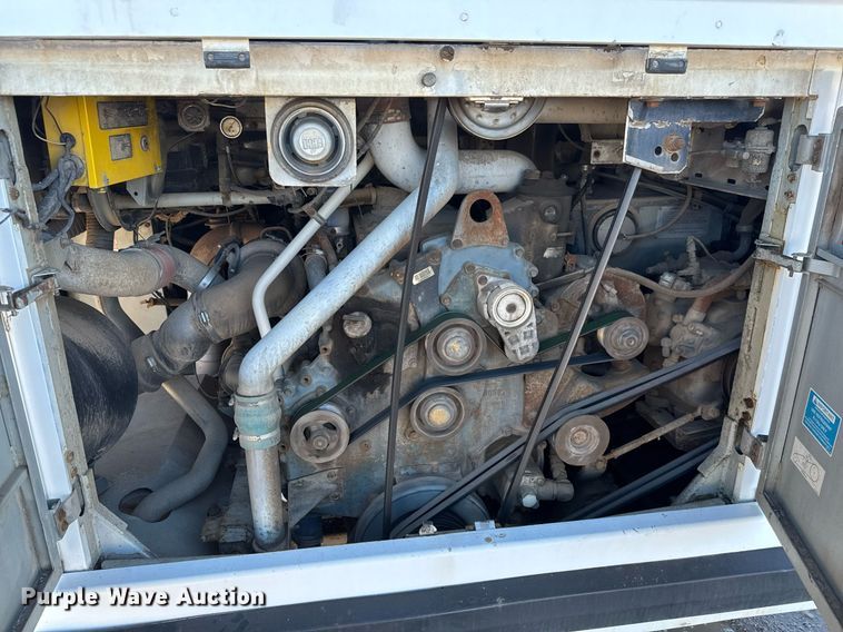 image for item DQ0448 2000 MCI 102-DL3 coach bus