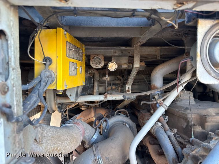 image for item DQ0448 2000 MCI 102-DL3 coach bus