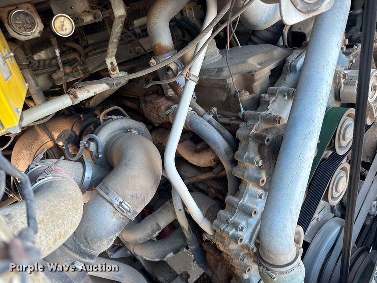 image for item DQ0448 2000 MCI 102-DL3 coach bus