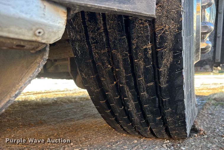 image for item DQ0448 2000 MCI 102-DL3 coach bus