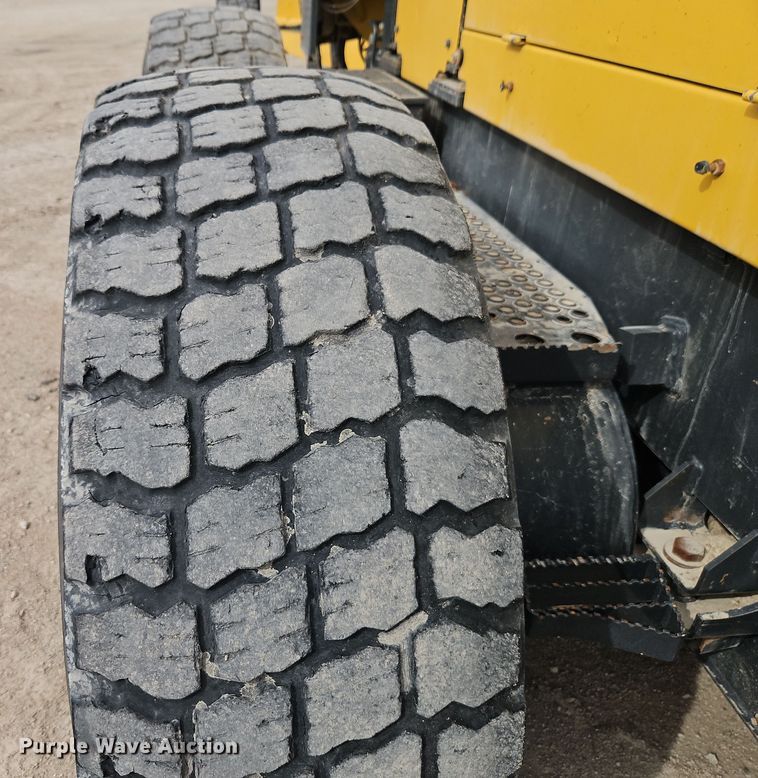 image for item DT7661 2011 Komatsu GD655-5 motor grader