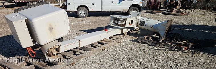 image for item DT7665 Versalift VST240I bucket lift