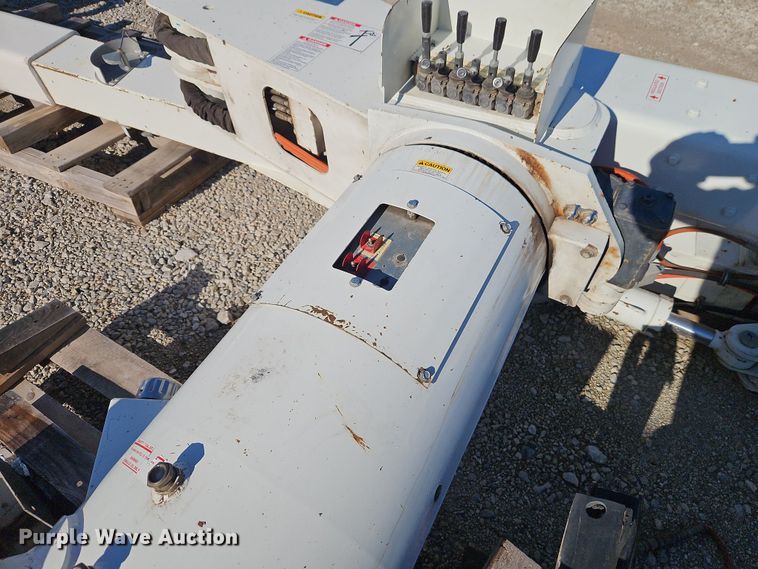 image for item DT7665 Versalift VST240I bucket lift