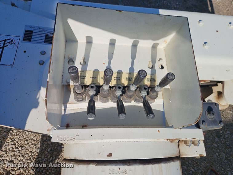 image for item DT7665 Versalift VST240I bucket lift