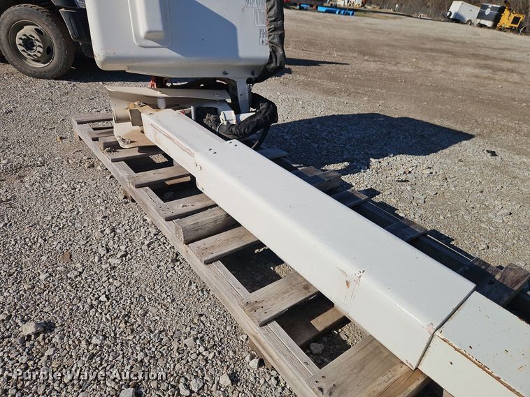 image for item DT7665 Versalift VST240I bucket lift