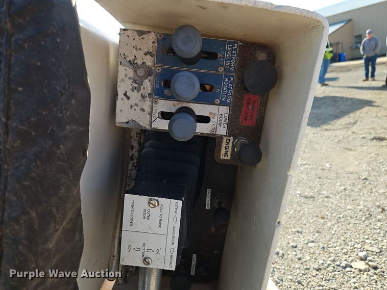 image for item DT7665 Versalift VST240I bucket lift