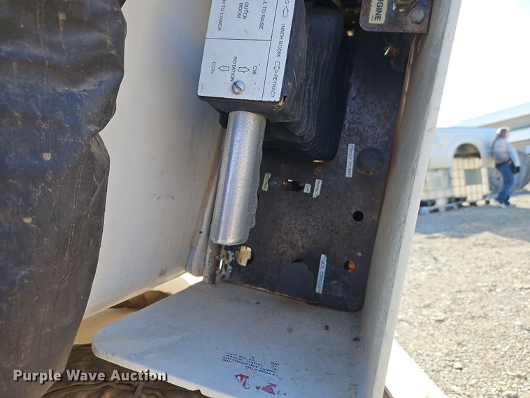 image for item DT7665 Versalift VST240I bucket lift