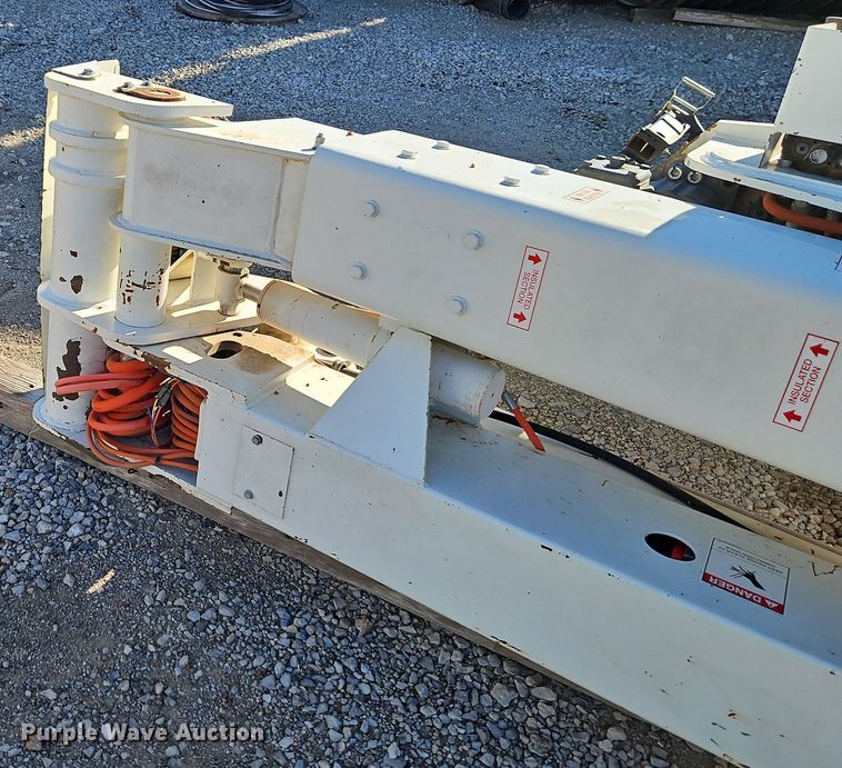 image for item DT7665 Versalift VST240I bucket lift